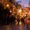 Adulto y niño sujetando una bengala en una calle de Valencia en fiestas: edad mínima para comprar petardos