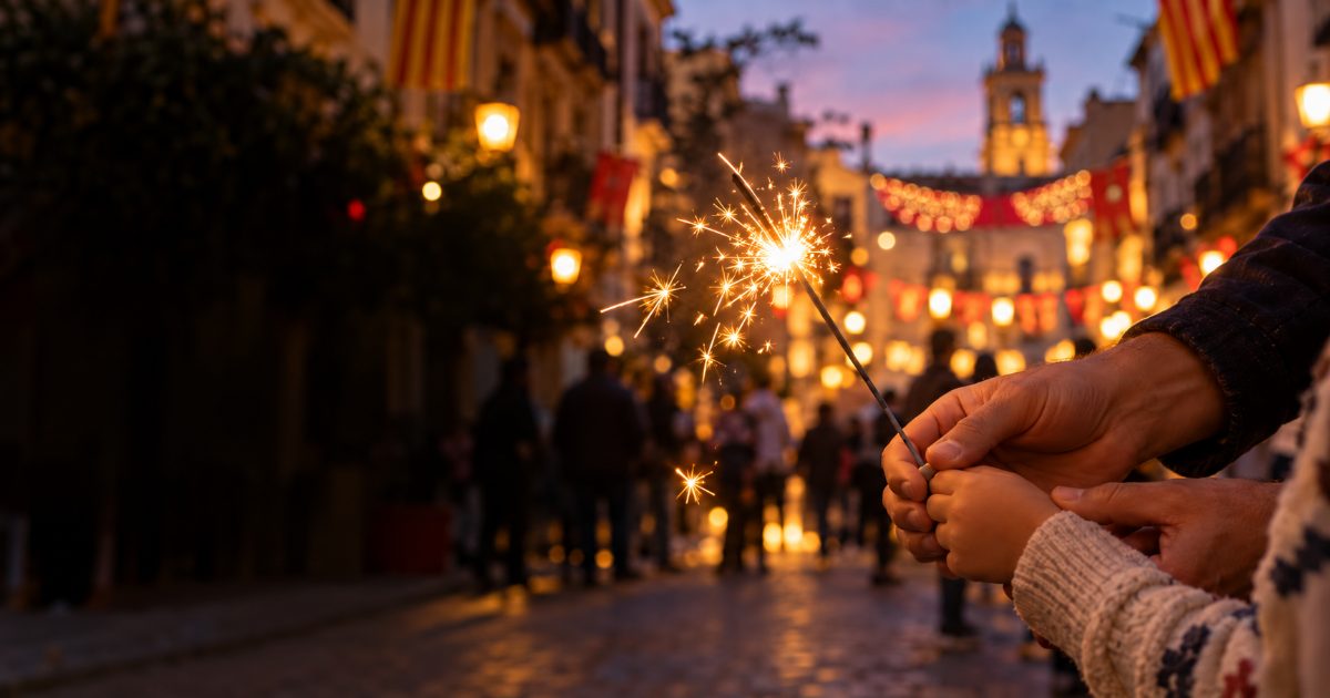 Adulto y niño sujetando una bengala en una calle de Valencia en fiestas: edad mínima para comprar petardos